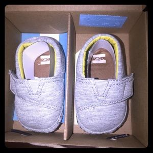 Toms crib shoe grey jersey